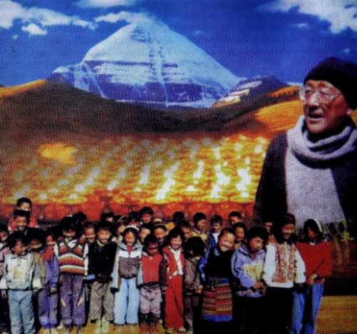 Tashi Tsering avec quelques-uns de ses 3000 enfants scolarisés