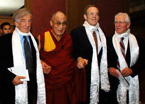 Le dalaï-lama avec, à sa gauche, Carl Gershman, directeur du NED, 2005, Washington.