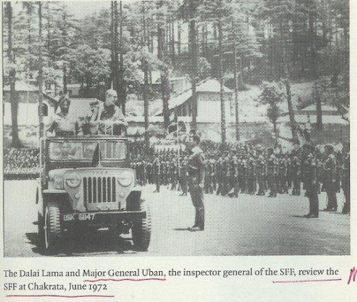 Le dalaï-lama, inspectant les “forces tibétaines” en Inde, en 1972. [N.B. La SFF (Special Frontier Force) est une unité paramilitaire indienne, composée principalement de réfugiés tibétains]