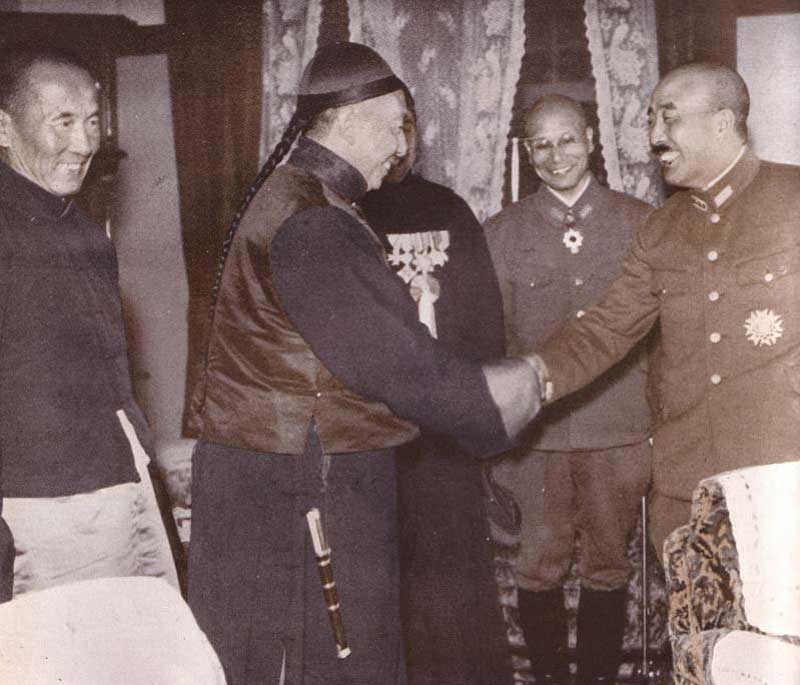 Rencontre du prince Demchugdongrub, dirigeant fantoche du Mengjiang, avec Itagaki Seishiro, général et Ministre de la Défense nippon, pendu en 1948 pour crimes de guerre