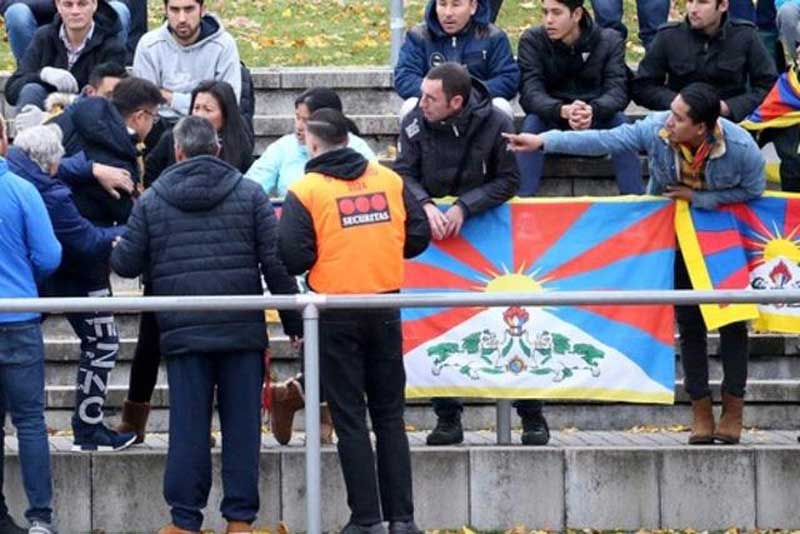 Des manifestants « Free Tibet » provoquent un incident lors d’un match de football (photo Keystone)