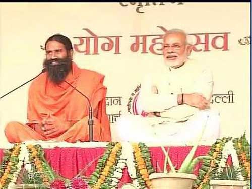 Baba Ramdev avec Narendra Modi au Festival de Yoga à Delhi en 2014 (Source : Wikipedia, auteur Narendra Modi)