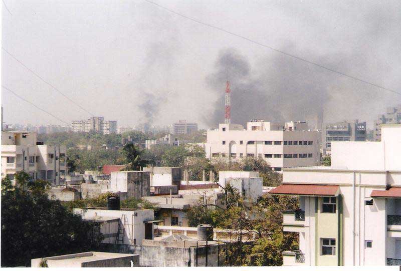 Adhmedabad, la principale ville de l'État de Gujarat, en feu lors des émeutes antimusulmanes en février/mars 2002 (Source Wikimedia Commons, auteur Aksi great)