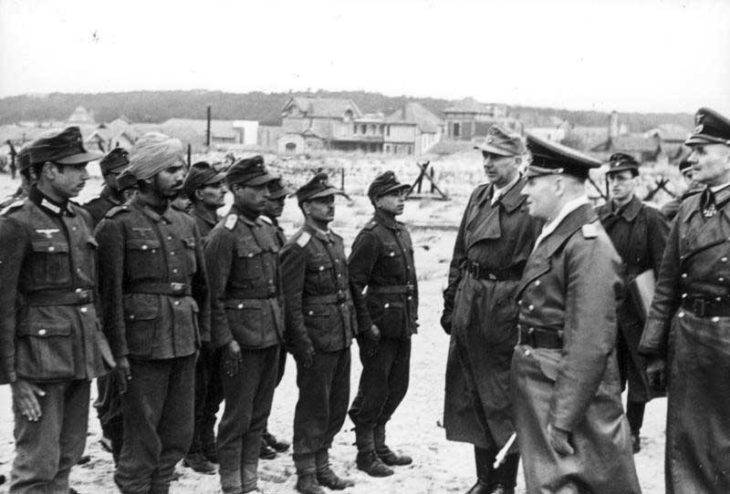 Le Generalfeldmarschall Rommel visitant une unité de la « Légion indienne » sous commandement SS, France, mur de l’Atlantique, 10 février 1944 (Source : Archives fédérales allemandes, image 101I-263-1598-04)