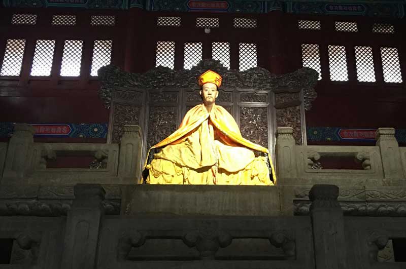 Temple Yonghe gong à Pékin, la statue du 11e Panchen Lama reconnu par la Chine (auteur : Bjoertvedt, source : Wikimedia Commons)