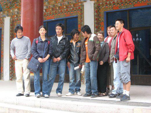 Après un entretien avec quelques étudiants de l’institut des hautes études tibétaines à Kangding, Sichuan (photo Jpdes 2007)