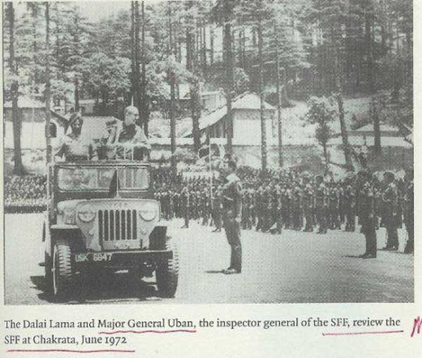 Le dalaï-lama, inspectant les “forces tibétaines” en Inde, en 1972.