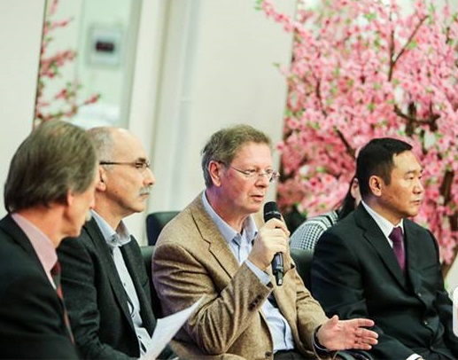 L’auteur, 3e à gauche, avec Andreas Gruschke, Markus Rudolph (expert de l’Asie pour la CDU de Hambourg) et le chef d’une délégation tibétaine en Allemagne