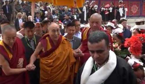 cliché extrait de la vidéo : http://www.phayul.com/news/article.aspx?id=40593&article=Dalai+Lama+visits+Leh+Jhokhang+Shrine%3a+Video&t=1&c=1