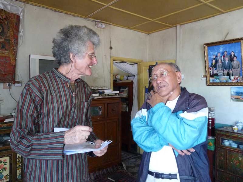 Tashi Tsering en conversation avec son traducteur (Photo Thérèse De Ruyt, août 2009)