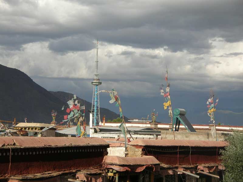 Vue des toits de Lhassa, mélange de tradition et de modernité (photo JPDes. 2009)