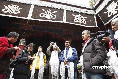 29 mars 2009 : des journalistes étrangers en train de réaliser des interviews dans le monastère Jokhang de Lhassa  (french.china.org.cn)
