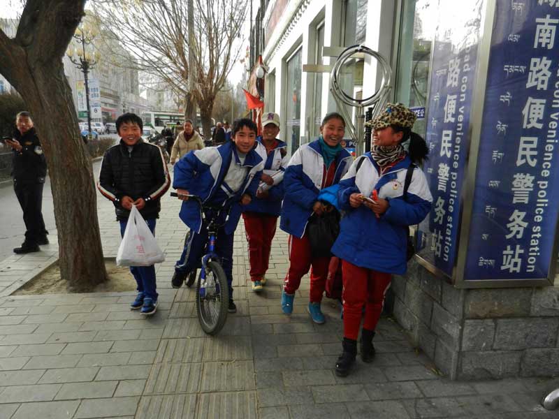 À Tsetang, filles et garçon à la sortie de l’école  (on remarquera les inscriptions trilingues : tibétain, chinois, anglais) (photo Thérèse De Ruyt, décembre 2012)