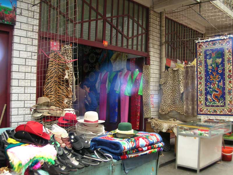 Peaux de léopard à vendre au marché de Xining (photo JPDes., 2005)