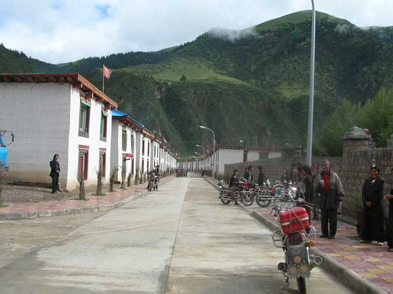 nouveau village dans le Nord du Tibet (photo JPDes. 2005)