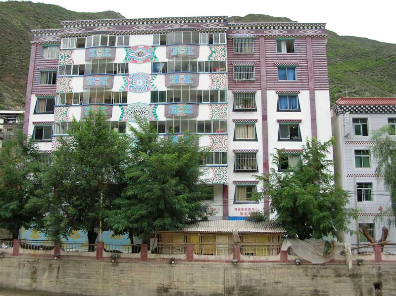 Urbanisation à Derong dans l'Est du Tibet (photo Jpdes. 2007)