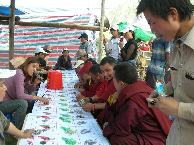 Moines tibétains jouant au lotto chinois au festival de Yushu (au Qinghai, JPD 2005)