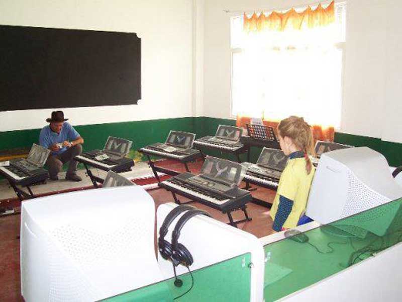 lors d’un arrêt  imprévu dans un village dans l’Est du Tibet : du matériel informatique et musical dernier modèle subsidié par une autre province chinoise pour une école primaire tibétaine