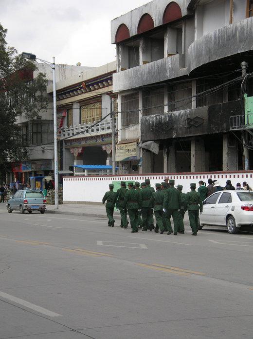 patrouille passant devant un commerce incendié en mars 2008 (photo JPDes., 2008)