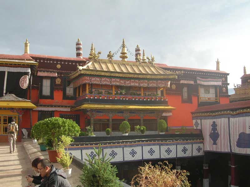 le Jokhang à Lhassa (photo JPDes. 2005)