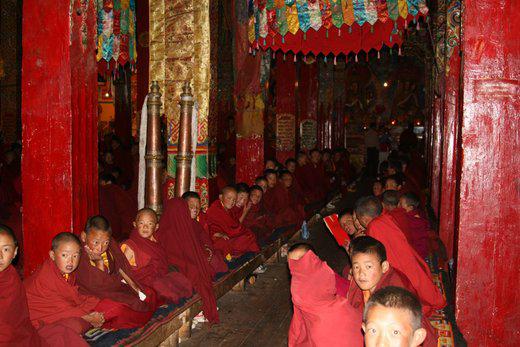cérémonie religieuse au monastère de Litang au Sichuan (photo JPDes. 2007)