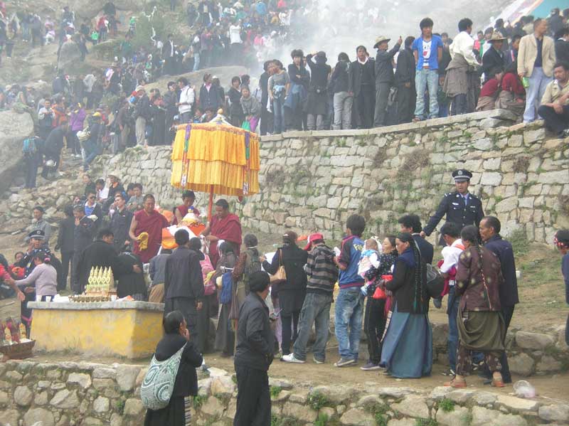 Lors d'une cérémonie religieuse au monastère Drepung près de Lhassa (photo jpdes 2009)