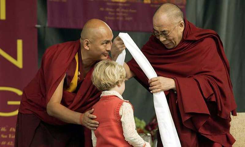 Le dalaï-lama (à droite) avec Tenzin Dhonden en Idaho en 2005 (photo : Ted S Warren/AP)