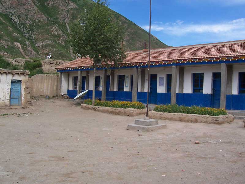Une école primaire en province du Qinghai près de la frontière avec la R.A.T., pendant les vacances d'été (photo JPDes. 2007)