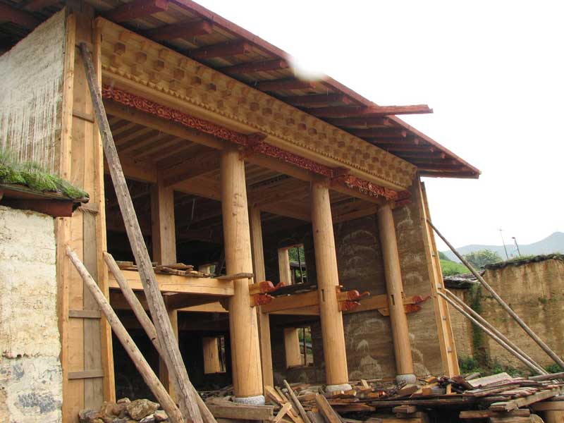 Construction d'une nouvelle maison tibétaine dans la campagne proche de Zhongdian ou Shangrila (photo JPDes., 2007)