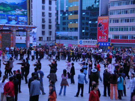 La ville de Kangding, au Sichuan, est un bel exemple de population mixte. Le soir, toute la population danse ensemble sur la grande place de la ville. (photo JPDes. 2008)