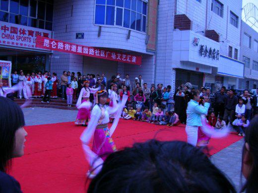  à Golmud, danse traditionnelle tibétaine par des Ouïghoures (photo JPDes., 2008),