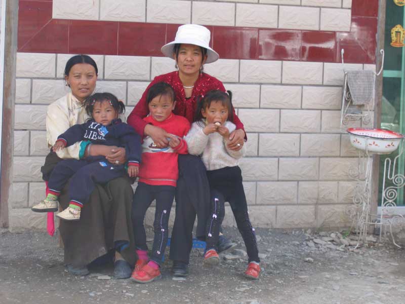 famille tibétaine du Qinghai (photo Jpdes 2005)