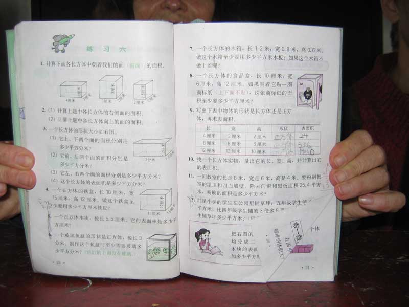 que trouvons-nous dans les bancs de classe ? Un manuel de calcul en chinois...