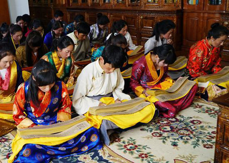 Des étudiants du Collège de médecine traditionnelle tibétaine lisent le Gyud zhi (Les Quatre Tantras) à Lhassa, capitale de la région autonome du Tibet (sud-ouest de la Chine).