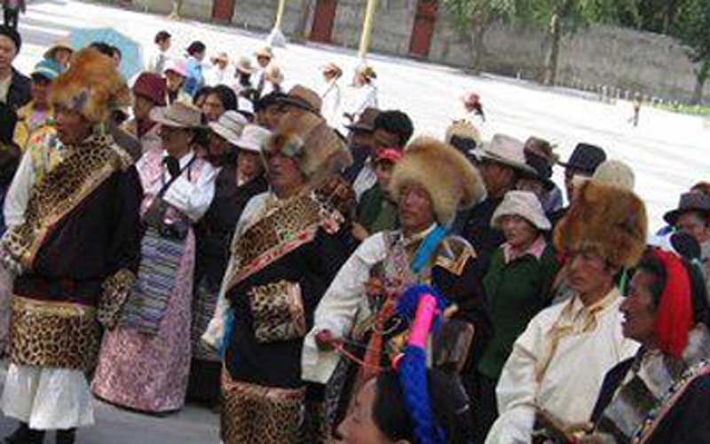un groupe de danseurs traditionnels, en visite à Lhassa et s’exerçant sur la place du Potala (JPD2008)