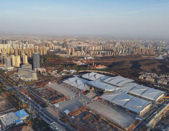 Photo aérienne du Centre international des congrès et des expositions du Xinjiang, site du sixième Sommet mondial des médias, à Urumqi