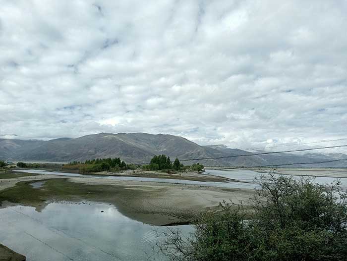 Le Yarlung Zangpo près de Lhassa Le Yarlung Zangpo près de Lhassa