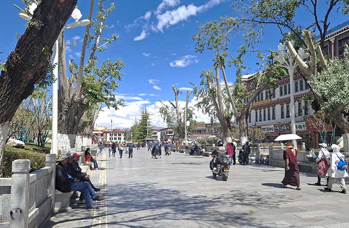 Avenue piétonne entre le Jokhang et le Potala Avenue piétonne entre le Jokhang et le Potala