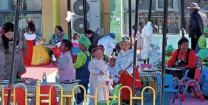 L'école maternelle, le jour de la « fête des enfants » L'école maternelle, le jour de la « fête des enfants »