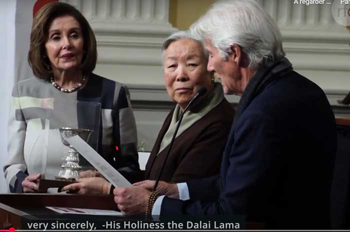 9 décembre 2024 : Richard Gere, au nom du dalaï-lama, remet sa récompense à l’ancienne Présidente de la Chambre des Représentants, Nancy Pelosi (capture d’écran d’une vidéo de Radio Free Asia https://www.youtube.com/watch?v=ePaJFgy1YXU)