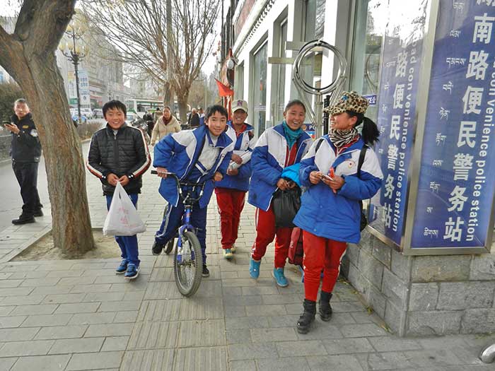 Sortie de l’école à Tsetang (photo : Thérèse De Ruyt, 12/12/2012)