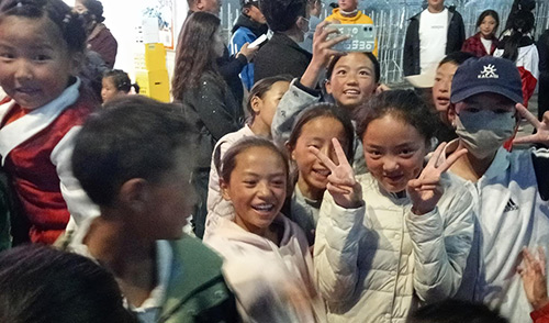 Enfants tibétains à Chamdo dans l'est du Tibet (Kham), région de la bataille de Chamdo.