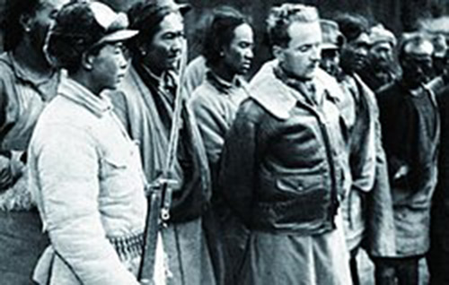Robert Ford, 1950, arrested by Chinese soldiers of the PLA (sur Wikipedia) Robert Ford, 1950, arrested by Chinese soldiers of the PLA (sur Wikipedia)