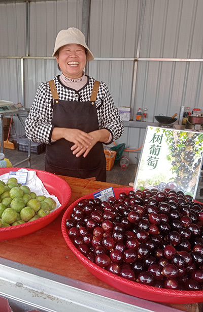 À l'entrée du site, une dame vend des petits fruits qui poussent sur les troncs des À l'entrée du site, une dame vend des petits fruits qui poussent sur les troncs des