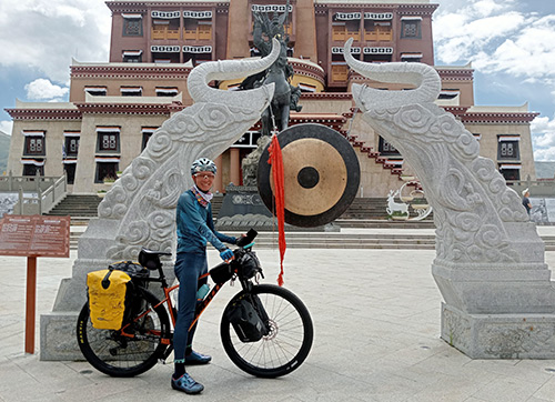 Un éco-cycliste solitaire rencontré sur le site de l'ancienne ville de Garzê (2026) Un éco-cycliste solitaire rencontré sur le site de l'ancienne ville de Garzê (2026)