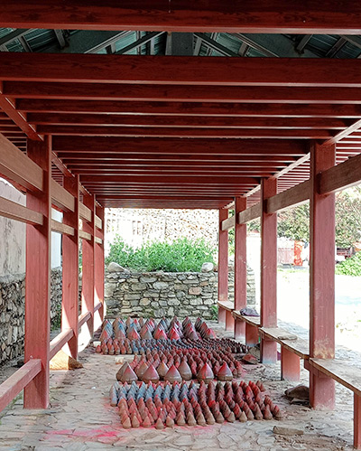 Xiala Zhong, stupas d'argile artisanaux mis à sécher (2026) Xiala Zhong, stupas d'argile artisanaux mis à sécher (2026)