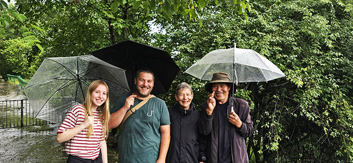 De la plus jeune à la plus ancienne génération, de diverses langues, sous la pluie de Danba (2026) De la plus jeune à la plus ancienne génération, de diverses langues, sous la pluie de Danba (2026)