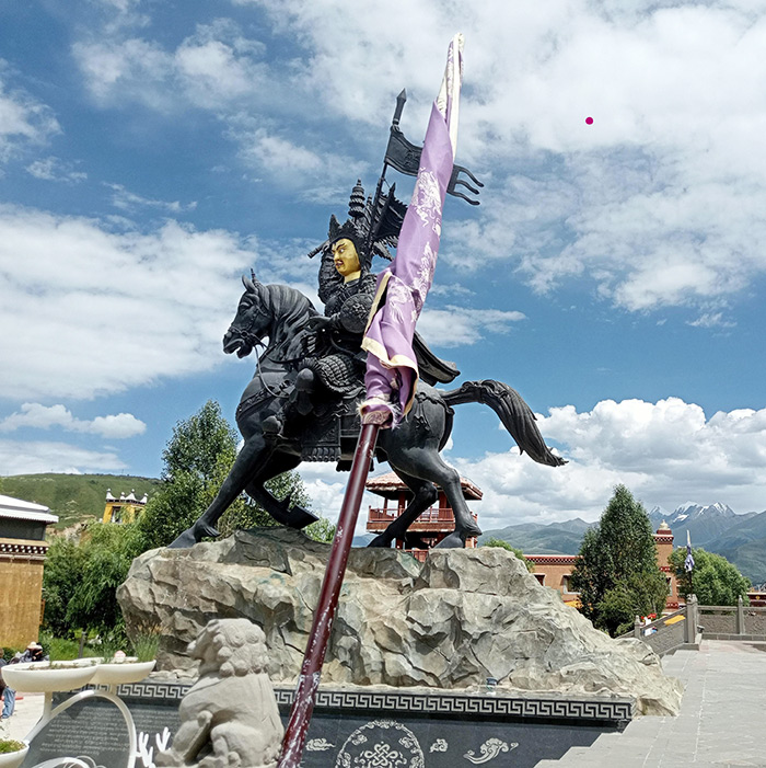 Statue du roi Gésar dans la ville reconstituée de Garzê (2026) Statue du roi Gésar dans la ville reconstituée de Garzê (2026)