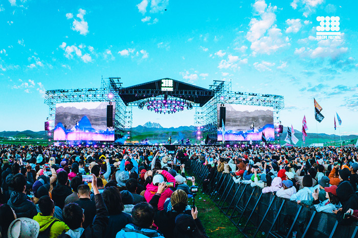 Le festival de musique sur le plateau de Tagong en 2026 (Photo chinadaily.com.cn) Le festival de musique sur le plateau de Tagong en 2026 (Photo chinadaily.com.cn)