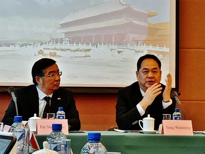 L’Ambassadeur FEI Schengchao et le Président de l’Association YANG Wanming
